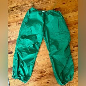 LA Hearts Green Parachute pants w toggle elastic waist & hem. Size Medium